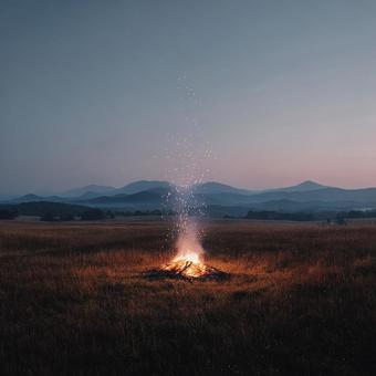 旅の夜を彩る焚き火の光の写真