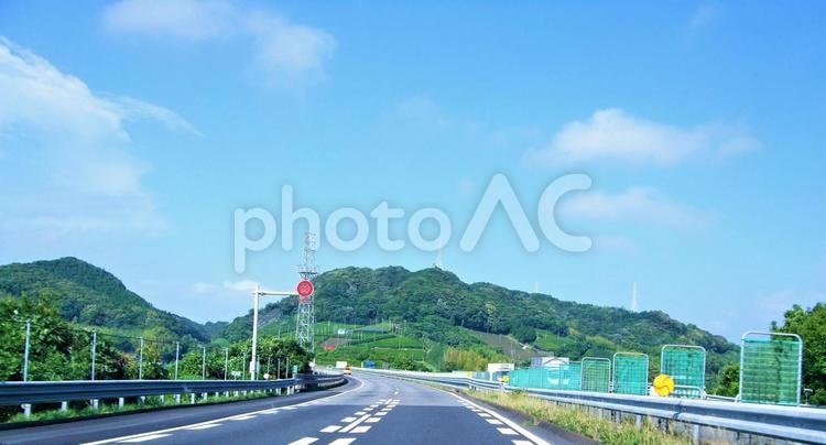 緑の鮮やかな茶畑が見えるハイウェイ 道路,茶畑,段々畑の写真素材