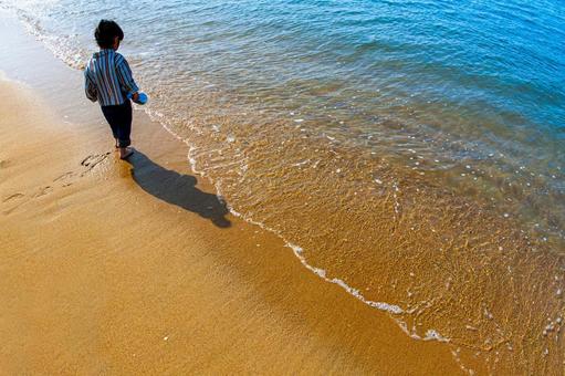 波打ち際を歩く子供 波打ち際を歩く子供 子供,少女,女の子の写真素材