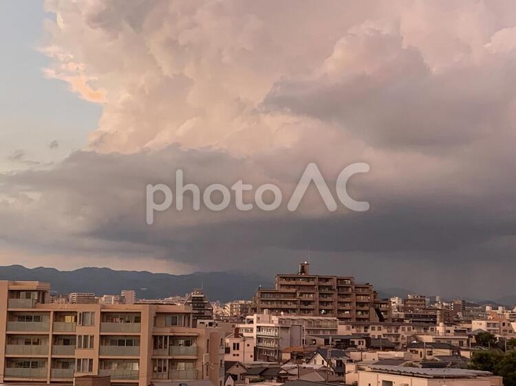 雨雲が迫ってくる　風景 建築,都市,空の写真素材