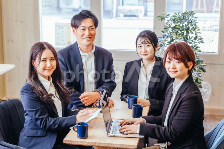 カフェ・オフィスで会議する会社員 ビジネス,打ち合わせ,オフィスの写真素材