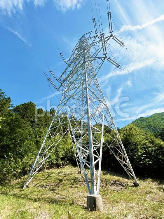 鉄塔と木々と青空 鉄塔,送電線,電線の写真素材