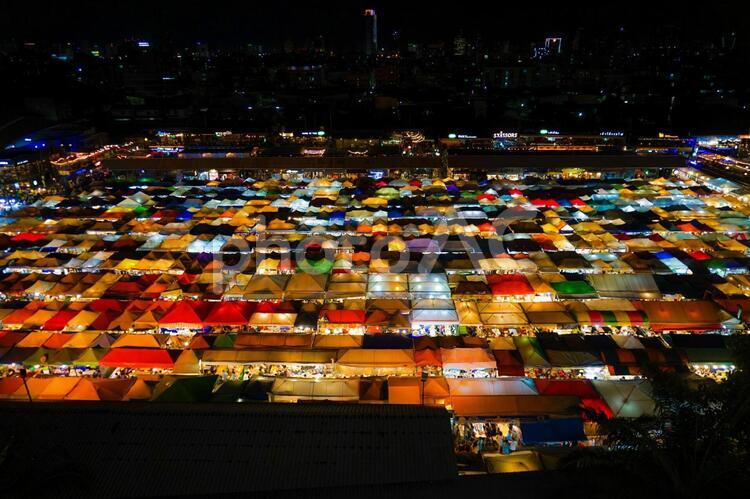 タラート・ロットファイ・ラチャダー（タイ王国・バンコクの夜市） タラートロットファイラチャダー,タイ,夜市の写真素材