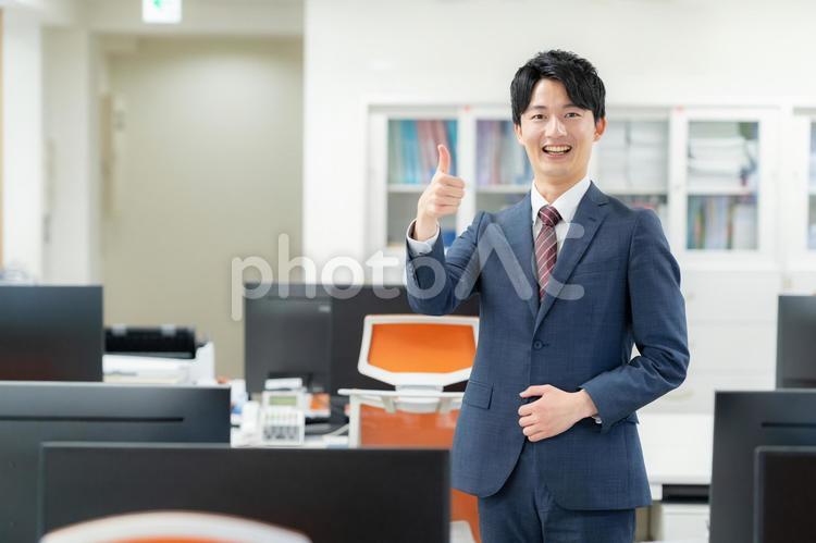 オフィスで働く男性のビジネスマン ビジネス,新入社員,オフィスの写真素材