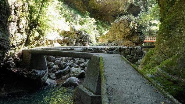 渓谷の遊歩道と石橋 渓谷の遊歩道と石橋の写真