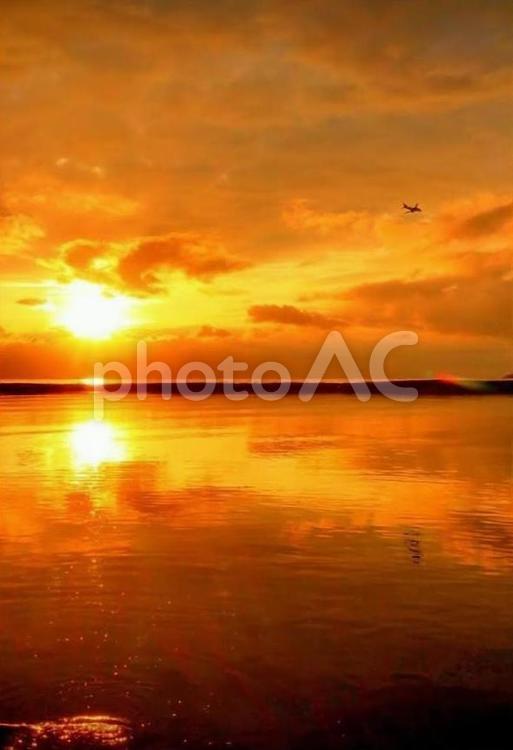 飛行機シルエットに、夕焼けリフレクション 夕焼け,空,風景の写真素材