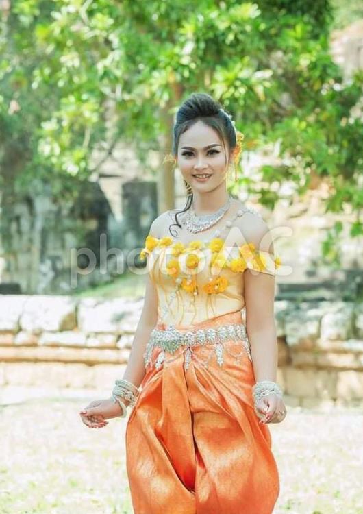 オレンジの民族衣装を着たカンボジア人女性1 女性,ポートレート,若いの写真素材