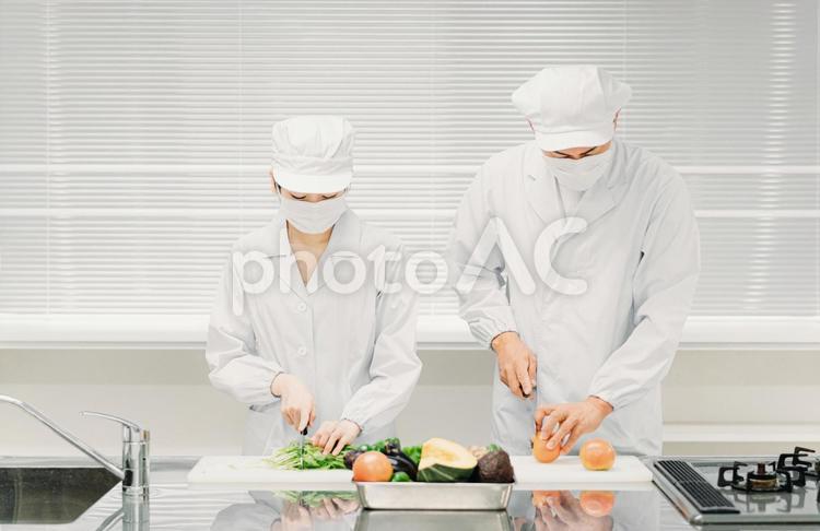 食品工場・スーパーで働く調理員（マスク） 食品工場,給食センター,調理師の写真素材