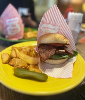 ハンバーガーとポテト ハンバーガーとポテトの写真
