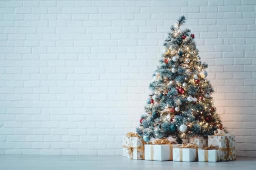 プレゼントが置いているクリスマスツリー プレゼントが置いているクリスマスツリーの写真