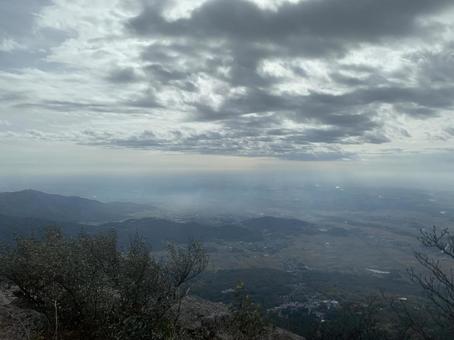A view of the mountaintop with sunlight streaming through gaps in the thick clouds, mountain, the clouds between, light, JPG
