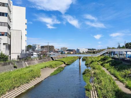 戸塚駅前の吉倉橋から見る柏尾川の上流側 戸塚駅前の吉倉橋から見る柏尾川の上流側の写真