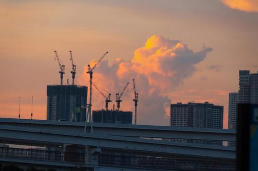 夕焼けに染まるクレーン 夕焼けに染まるクレーン 風景,都市,空の写真素材