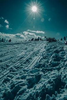 雪山でそりすべり 雪山でそりすべり 雪山,冬,そりすべりの写真素材
