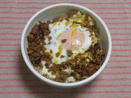 ひき肉丼 ひき肉,ミンチ,目玉焼きの写真素材