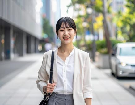 秋・ビジネスカジュアルで出勤する彼女 秋・ビジネスカジュアルで出勤する彼女の写真