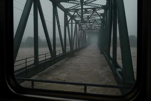 豪雨下の鉄橋通過 豪雨下の鉄橋通過の写真