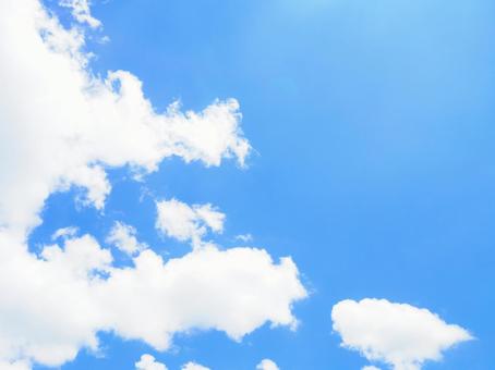 青空と白い雲/爽やかな夏の空の背景素材 青空と白い雲/爽やかな夏の空の背景素材の写真