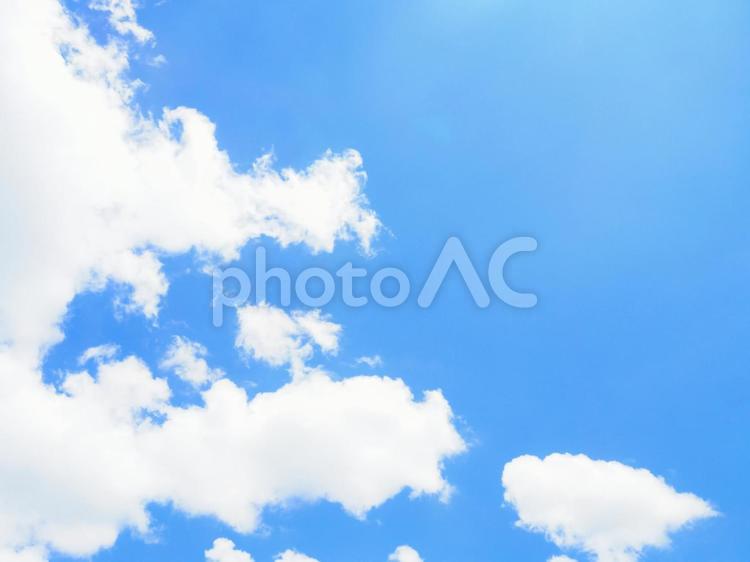 青空と白い雲／爽やかな夏の空の背景素材 青空,白い雲,空の写真素材