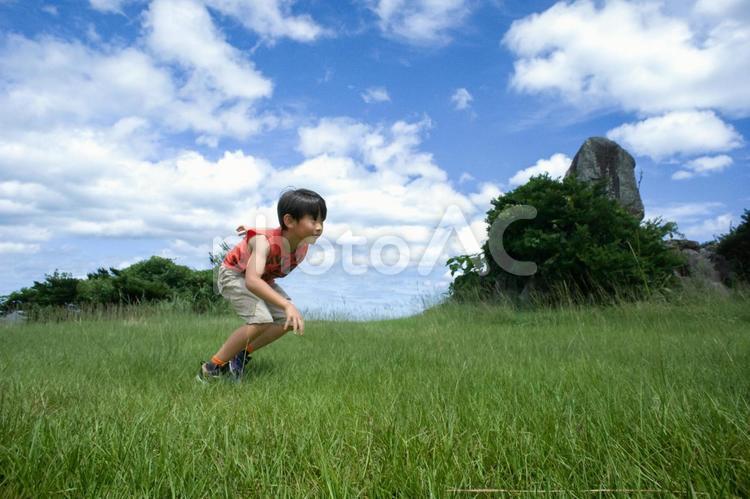 ＜素材＞夏の芝生公園を駆け回る男の子 子供,男性,人物の写真素材