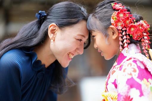 おでこを合わせる母と女の子 おでこを合わせる母と女の子 七五三,お参り,七五三参りの写真素材
