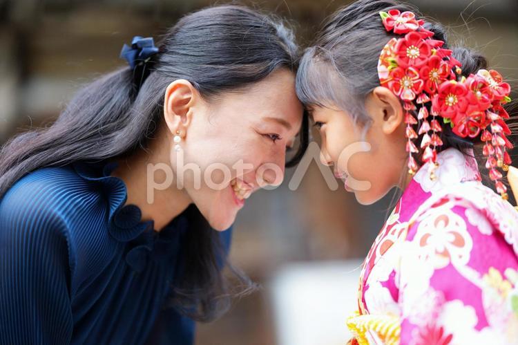 おでこを合わせる母と女の子 七五三,お参り,七五三参りの写真素材