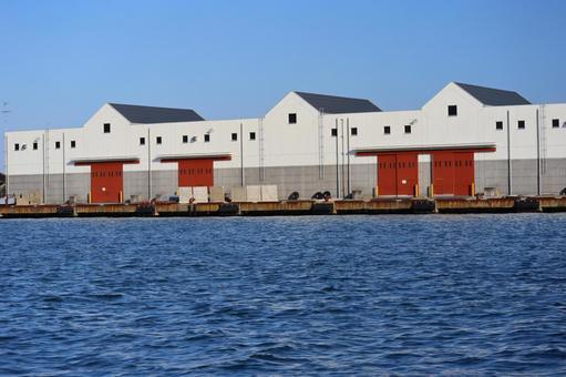 青空と青い海面の海と倉庫街のある海岸 青空,青い,海面の写真素材