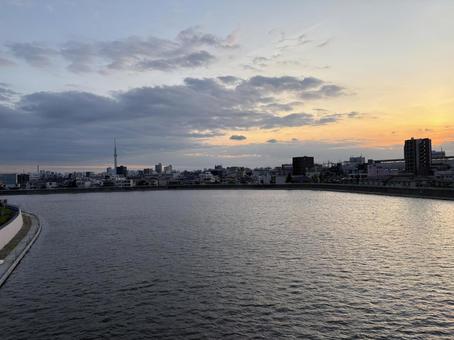 川辺から望む夕景 川,河川,夕景の写真素材