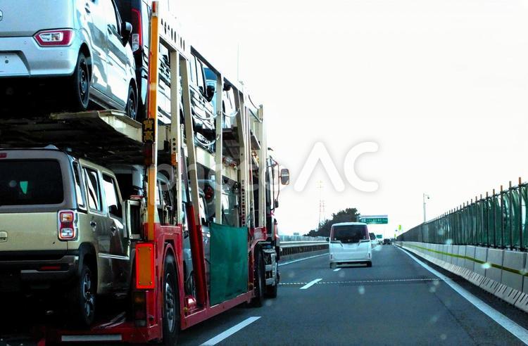 新車を積載のキャリアカー追い越し車線変更 追い越し,車線変更,キャリアカーの写真素材