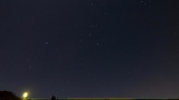 流光に抱かれるオリオンの夜 流光に抱かれるオリオンの夜 オリオン座,流れる光,星座の写真素材