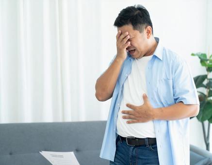 健康診断を前にメタボを気にする中年世代 健康診断を前にメタボを気にする中年世代の写真