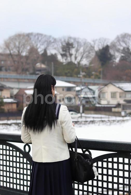 佇む高校生 犀川,石川県,金沢市の写真素材