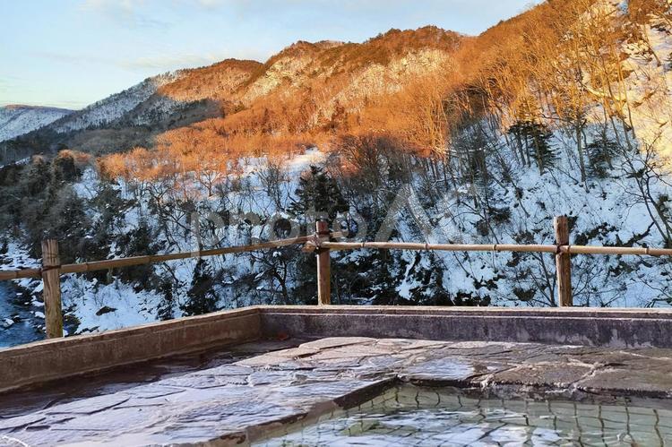 雪景色と温泉のイメージ 温泉,露天風呂,旅の写真素材