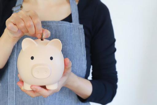 貯金をする主婦 貯金,貯蓄,貯めるの写真素材