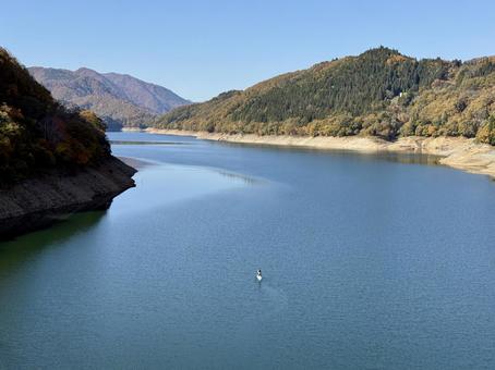 秋晴れの九頭竜湖　紅葉の山肌 土木遺産,建造物,夢のかけはしの写真素材
