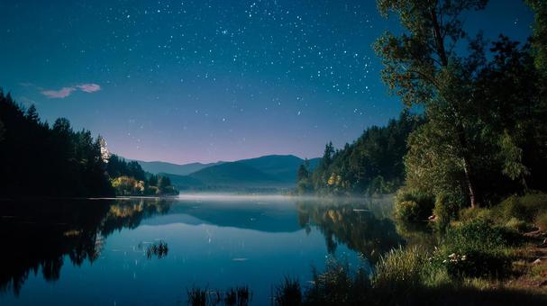 美しい夜の湖と山々 美しい夜の湖と山々の写真