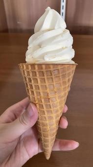 ワッフルコーンのアイスクリーム、バニラ ワッフルコーンのアイスクリーム、バニラの写真