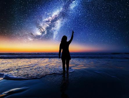 星空と海と女性のシルエット 星空と海と女性のシルエットの写真