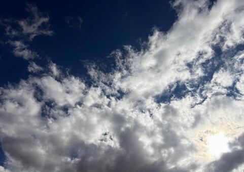 秋の空に広がるドラマチックな雲模様 秋,空,雲の写真素材