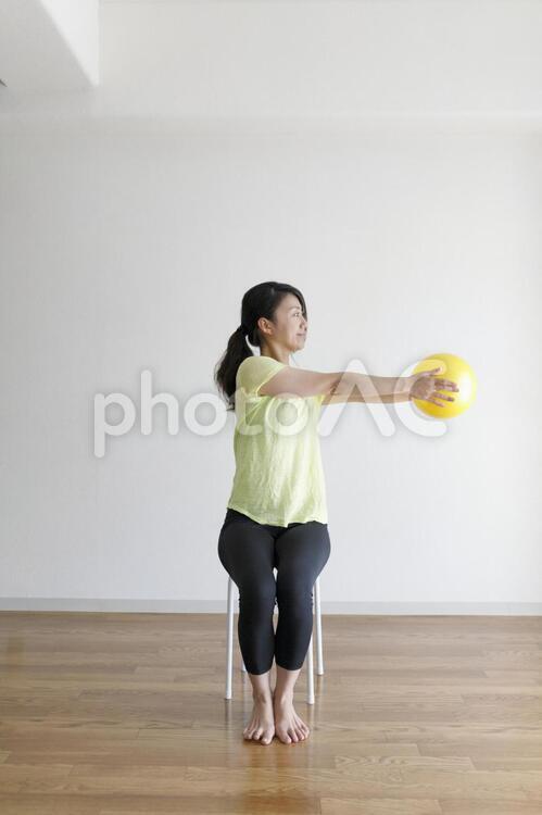 ボールを使ってストレッチ運動をする女性 女性,人物,日本人の写真素材