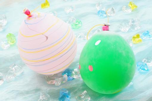 2個の水ヨーヨー レトロな柄 ピンクと緑 2個の水ヨーヨー レトロな柄 ピンクと緑 お祭り,水ヨーヨー,緑の写真素材