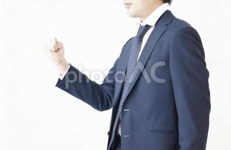 ビジネス　ガッツポーズする男性イメージ ガッツポーズ,ビジネスマン,スーツの写真素材