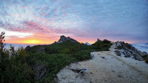 薬師岳の朝焼け 薬師岳の朝焼け 登山,鳳凰三山,鳳凰山の写真素材