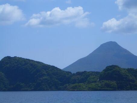 鹿児島開聞岳と池田湖 湖,山,風景の写真素材
