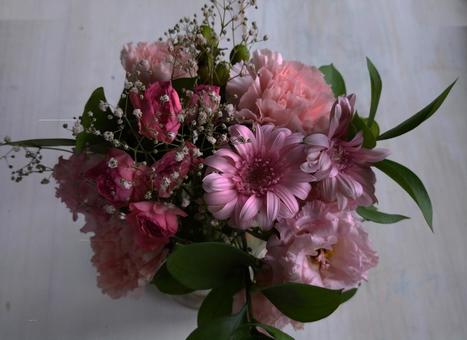 老い/しおれゆく花束/ピンクのブーケ 老い/しおれゆく花束/ピンクのブーケ 老い,年をとる,年とるの写真素材