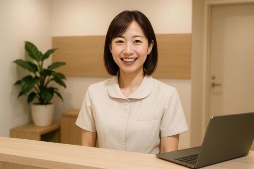 受付で笑顔の女性スタッフの写真