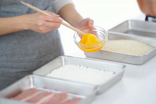 卵をかき混ぜる手 卵,かき混ぜる,菜箸の写真素材