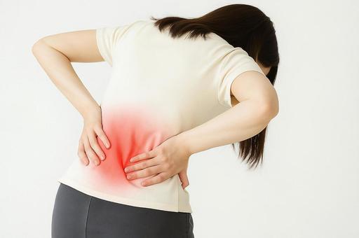 腰痛で腰を抱える女性 腰痛で腰を抱える女性の写真