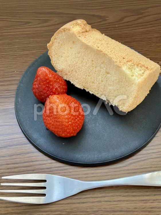 シフォンケーキといちご スイーツ,シフォンケーキ,いちごの写真素材