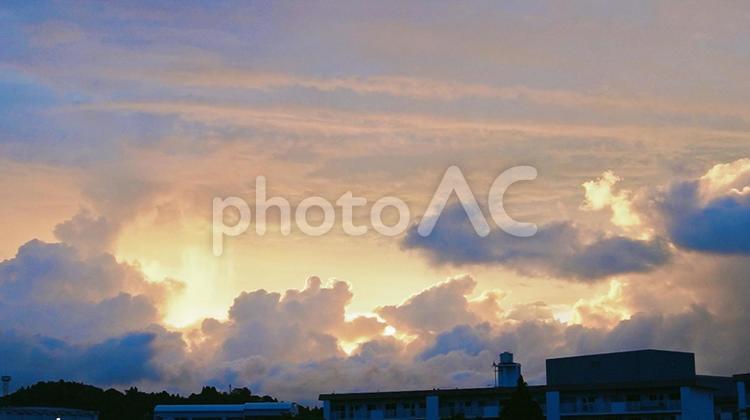 夕陽に染まった曇 夕陽,夕日,曇の写真素材